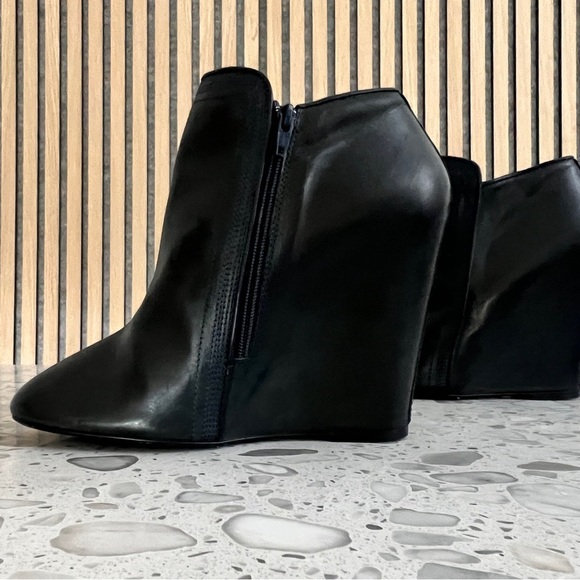 Christophe Lemaire- NEW - Leather Ankle Boots- Navy - 39 -US 9 - Picture 3 of 10